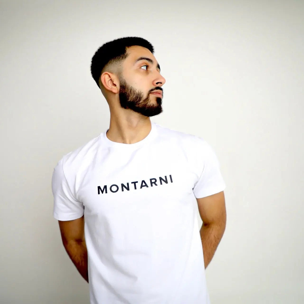 Soft cotton t-shirt worn by a model, showcasing the Montarni brand logo, ideal for casual and comfortable style.