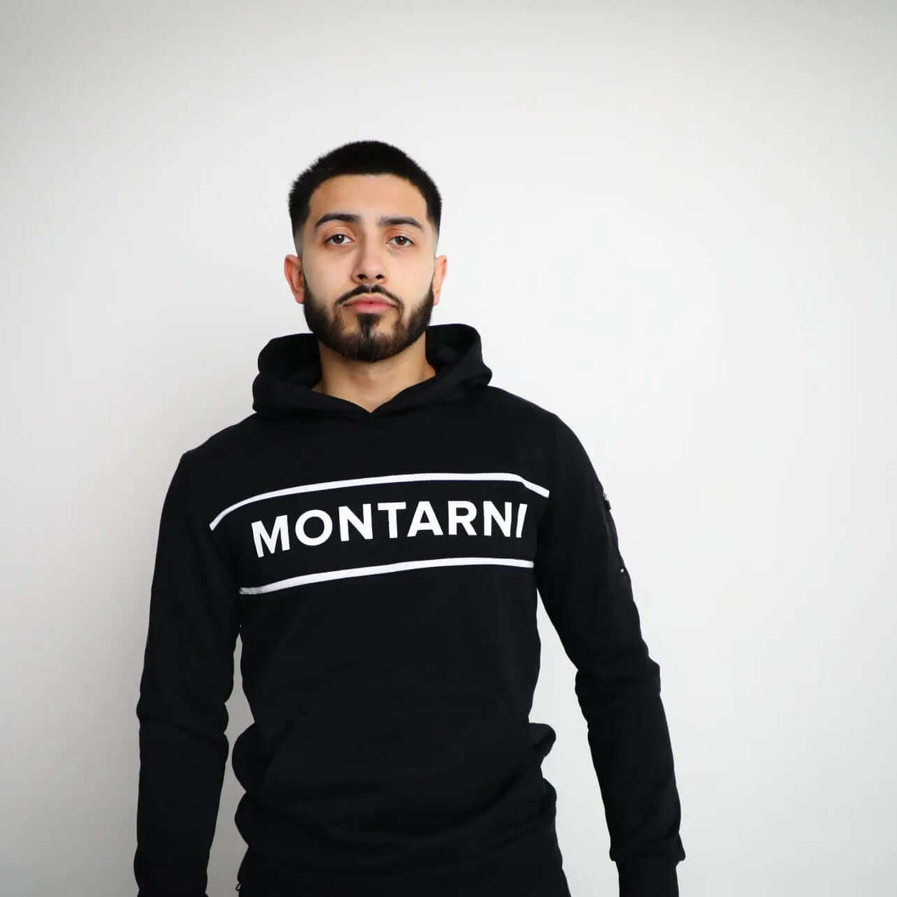 Slim fit hoodie in black with Montarni logo, showcasing modern design and everyday comfort.