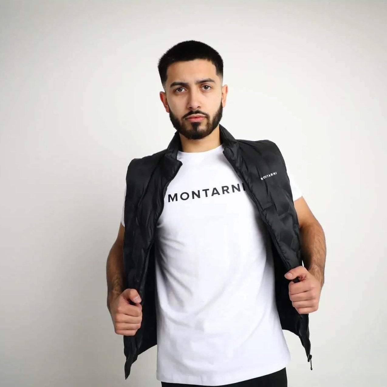 Gilet Puffer Jacket in Noir Black worn by a model showcasing modern style and comfort.